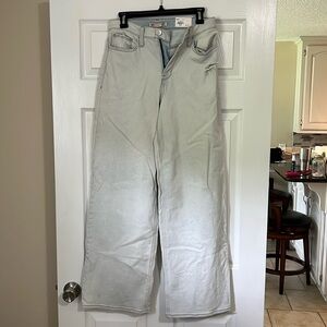 High Rise Women's Size 7 / 28 W / 90s Wide Leg Vintage light wash denim